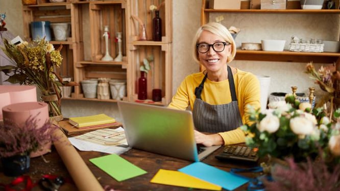 6-Ways-Creatives-Can-Stand-Out-Online--DreamSpring-Small-Business-Resource-Feature-Image